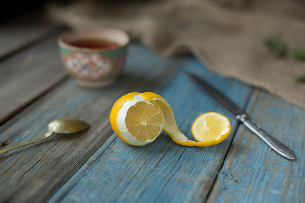 Citron na starý dřevěný stůl - Fotografie, Obrázek