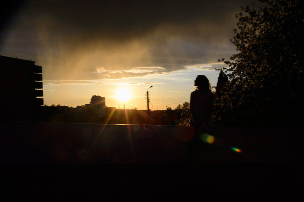 Menina ao pôr do sol
 - Foto, Imagem