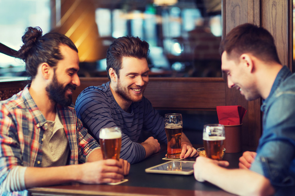 amigos varones con tableta pc beber cerveza en el bar
 - Foto, Imagen
