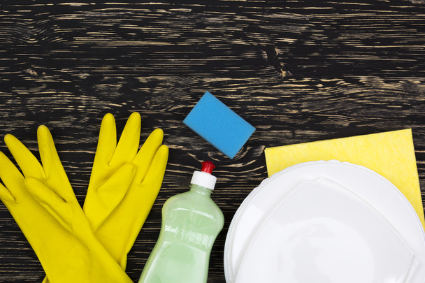 Detergente, esponja, pratos, pano e luvas de látex
 - Foto, Imagem