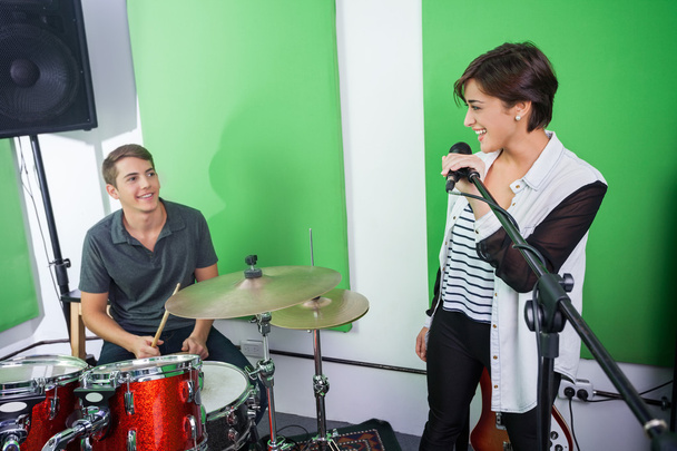 Woman Singing While Looking At Drummer - Foto, afbeelding
