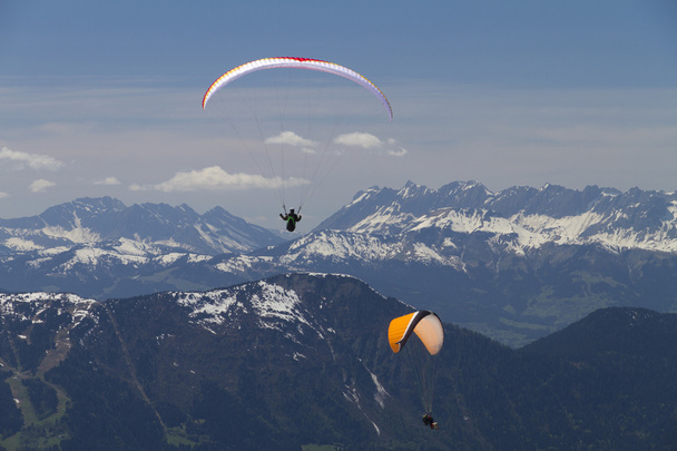 Paragliders over de bergen (rood en oranje) - Foto, afbeelding