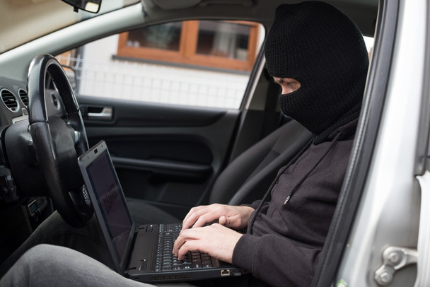 Ladrón de coches intenta desarmar los sistemas de seguridad del coche
 - Foto, imagen