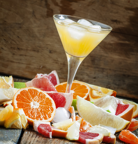 Citrus cocktail with ice and slices of fruits  - Foto, imagen