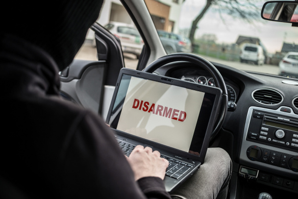 Car Thief пытается обезвредить систему безопасности автомобиля
 - Фото, изображение