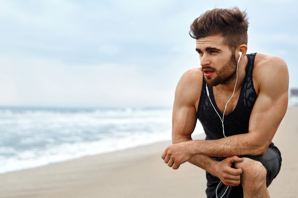 Tired Man Resting After Running On Beach. Sports Workout Outdoor - Foto, imagen