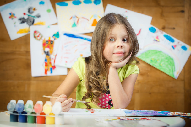 The little girl draws in an album multi-colored paints. - Fotografie, Obrázek