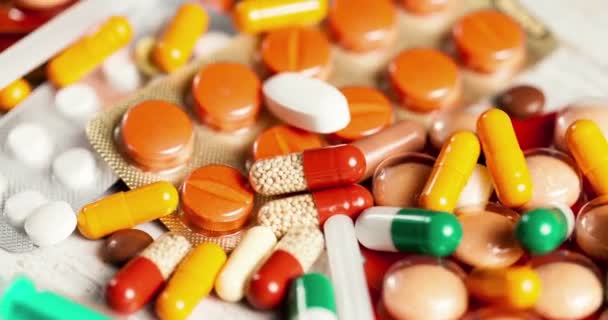 Vele pillen en capsules in close-up beelden - Video