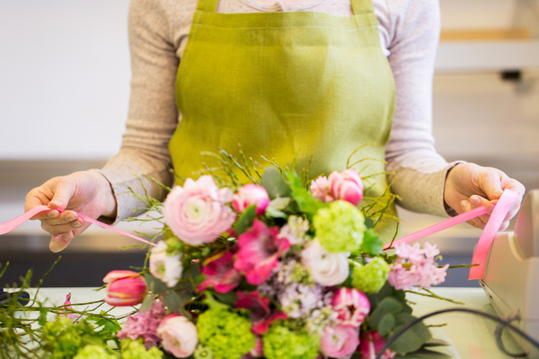 close up of woman making bunch at flower shop - Zdjęcie, obraz