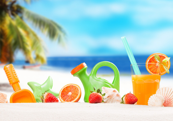 Concepto de verano, chanclas, accesorios de verano en la playa de verano
 - Foto, Imagen