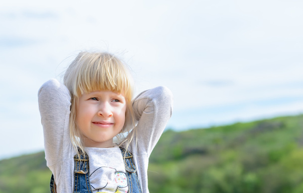 niedliche kleine blonde Mädchen mit einem schönen Lächeln - Foto, Bild