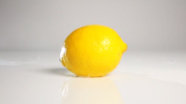 Zitrone fällt auf weiße Oberfläche - Filmmaterial, Video
