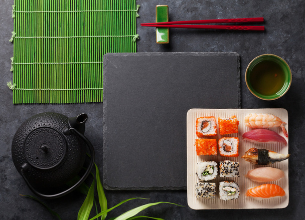Sushi, Maki und grüner Tee - Foto, Bild