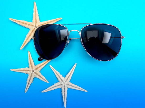 Fond d'été avec étoiles de mer et lunettes de soleil
 - Photo, image