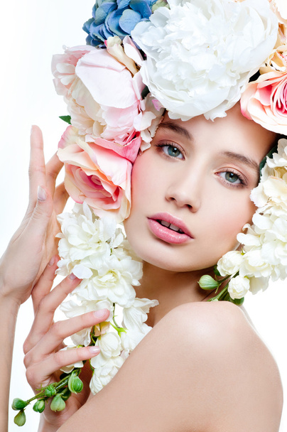 fashion model with flowers in her hair - Foto, afbeelding
