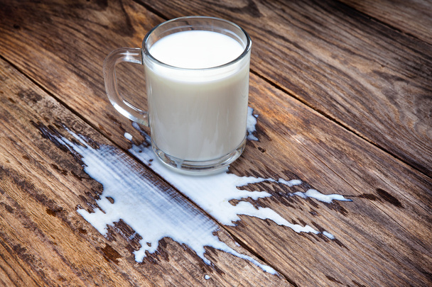 pohár tej ömlött - Fotó, kép