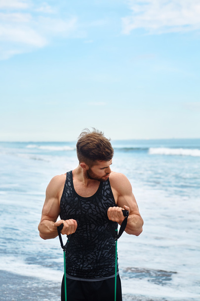 Člověk vykonávající venkovní, dělá cvičení cvičení na pláži. Fitness - Fotografie, Obrázek