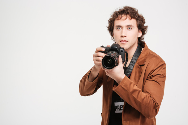 Handsome man holding camera - Valokuva, kuva