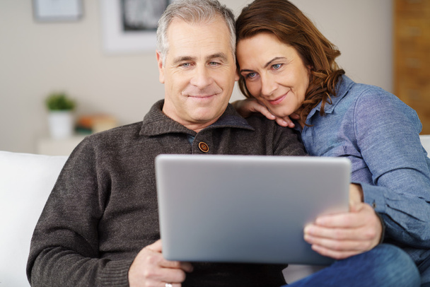 Attractive middle ahead couple using laptop - Foto, imagen
