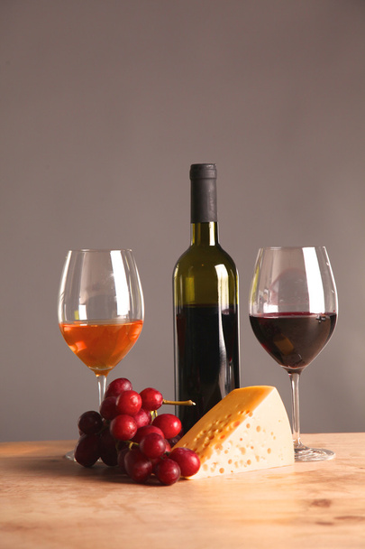 şarap şişesi ve cam masa üzerinde şarap kadehi - Fotoğraf, Görsel