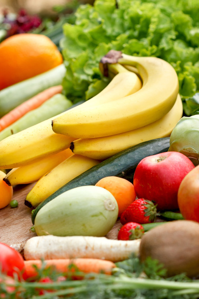 Gezond eten, goede voeding - verse biologische groenten en fruit - Foto, afbeelding