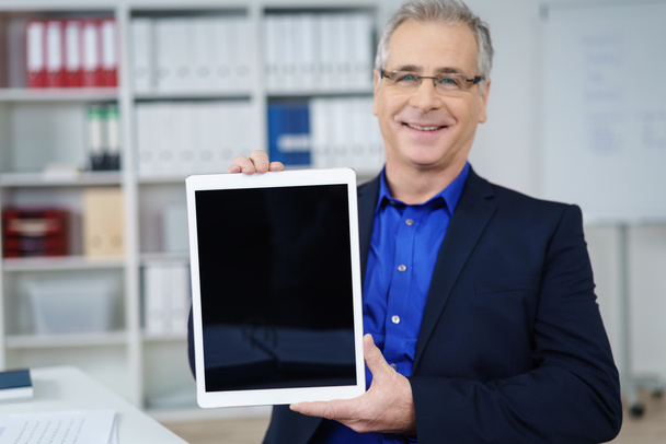 Confident businessman displaying a blank tablet - Фото, зображення
