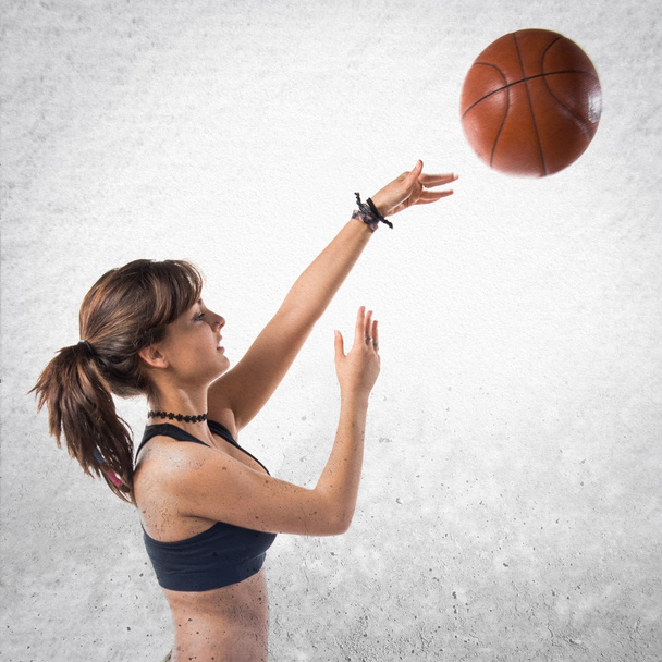Junges Mädchen spielt Basketball - Foto, Bild