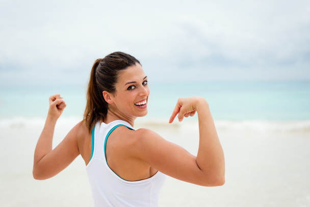 Fitness mujer sana mostrando bíceps
 - Foto, imagen
