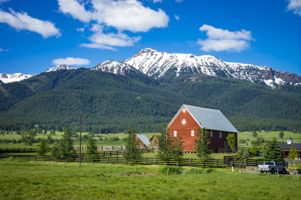 Red barn in Oregon - Φωτογραφία, εικόνα