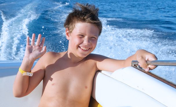 Šťastné dítě chlapec radost sailing yacht výlet. Rodinnou dovolenou na oceán nebo na moři na slunečný den. Dítě s úsměvem. - Fotografie, Obrázek