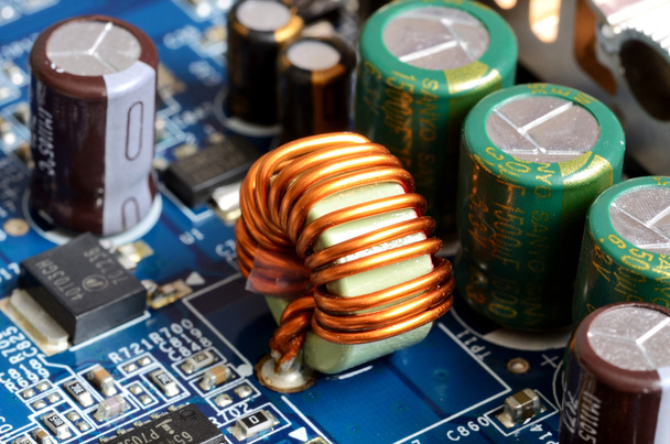 Close-up de indutores, capacitores e chips
 - Foto, Imagem