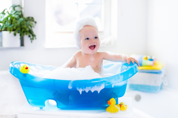 Little baby taking a bath - Foto, afbeelding
