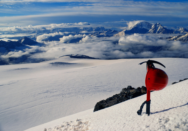 Casco de alpinista y hacha de hielo
 - Foto, Imagen