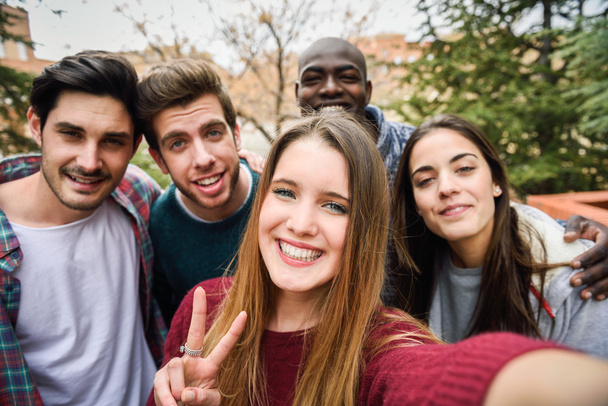 Groupe multiracial d'amis prenant selfie
 - Photo, image