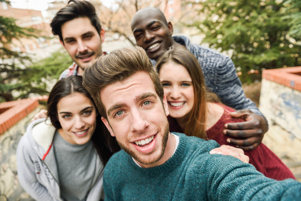 Mnohonárodnostní skupiny přátel, přičemž selfie - Fotografie, Obrázek