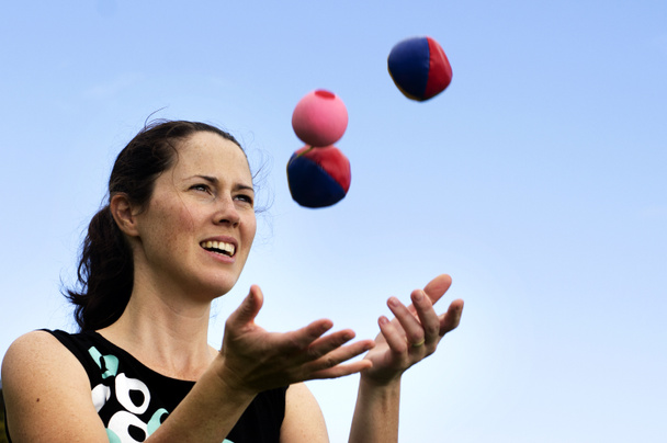Nainen jonglööraus pallot
 - Valokuva, kuva