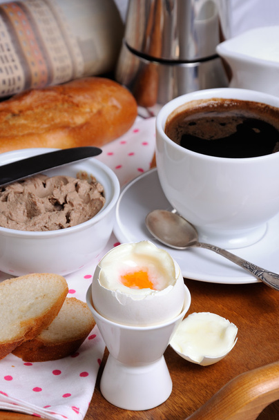 Eieren gekookt in pashotnitse voor het ontbijt - Foto, afbeelding