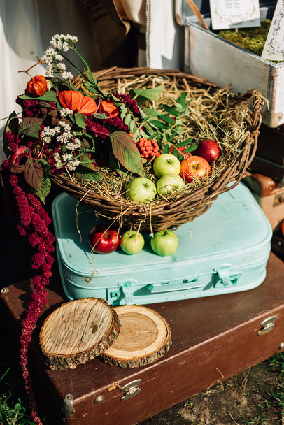 Корзина с соломой, яблоками и цветами
 - Фото, изображение