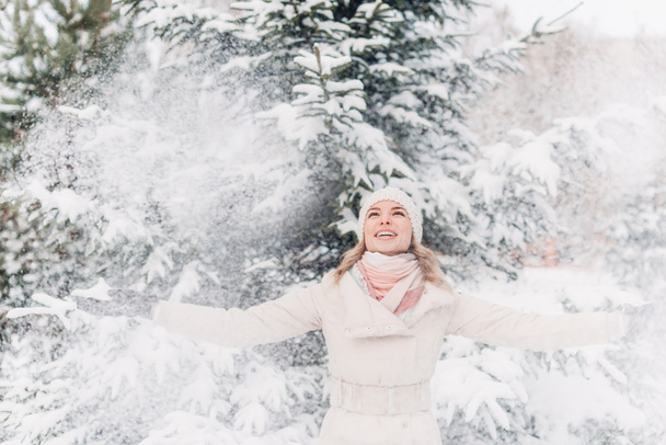 Szczęśliwa młoda kobieta gra ze śniegu - Zdjęcie, obraz