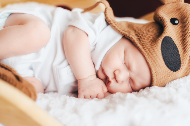 bébé mignon dans le chapeau de cerf dort
 - Photo, image