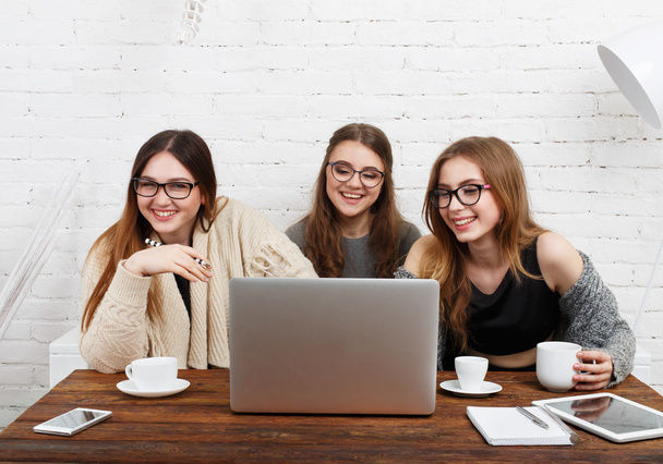 Ritratto di tre amiche ridenti con laptop
. - Foto, immagini