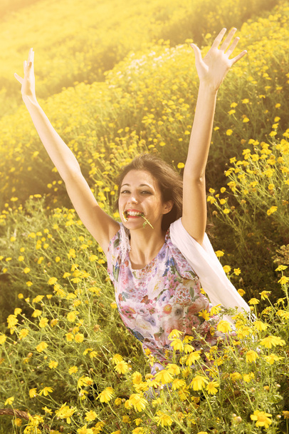 feliz chica exultante en un campo de flores
 - Foto, Imagen