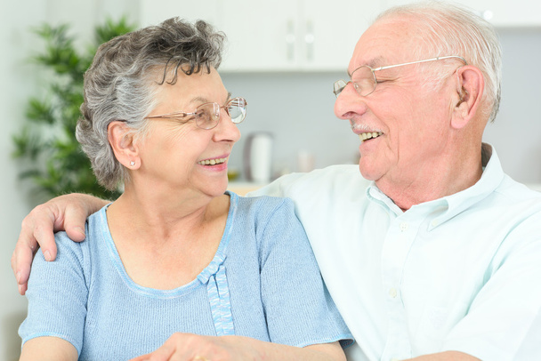 pareja de ancianos teniendo una risa
 - Foto, Imagen
