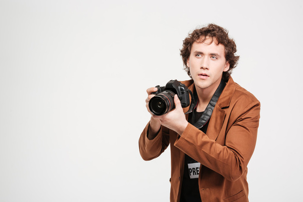 Male reporter holding camera - Φωτογραφία, εικόνα