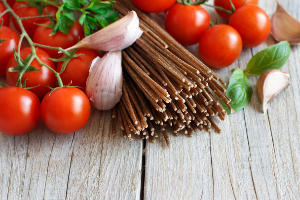 Espaguete de centeio integral, tomate e ervas
 - Foto, Imagem