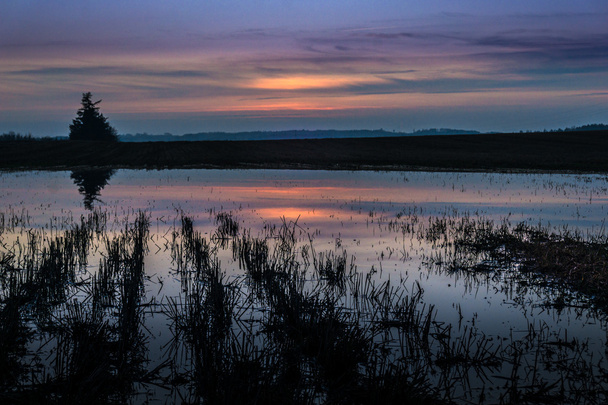 Ηλιοβασίλεμα σκέψεις με γραμμές στο νερό που οδηγούν σε αυτό το όμορφο ηλιοβασίλεμα - Φωτογραφία, εικόνα