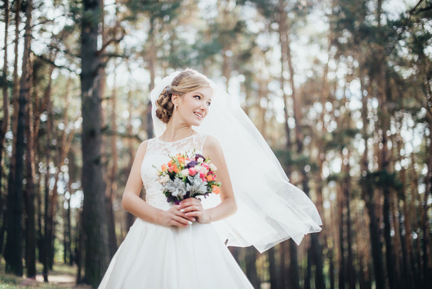 The bride in a white dress - Fotó, kép