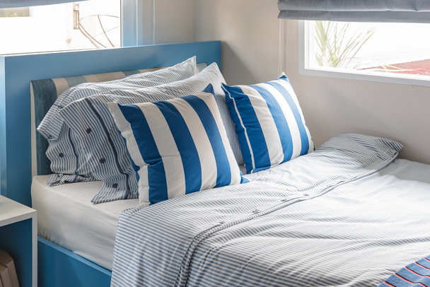 dormitorio de niño moderno con cama azul y almohadas azules tono de color
 - Foto, Imagen