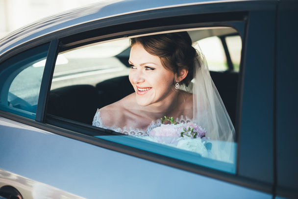 close-up portrait of a bride in car window - Foto, afbeelding