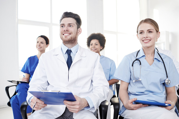 Skupina happy lékařů na seminář v nemocnici - Fotografie, Obrázek